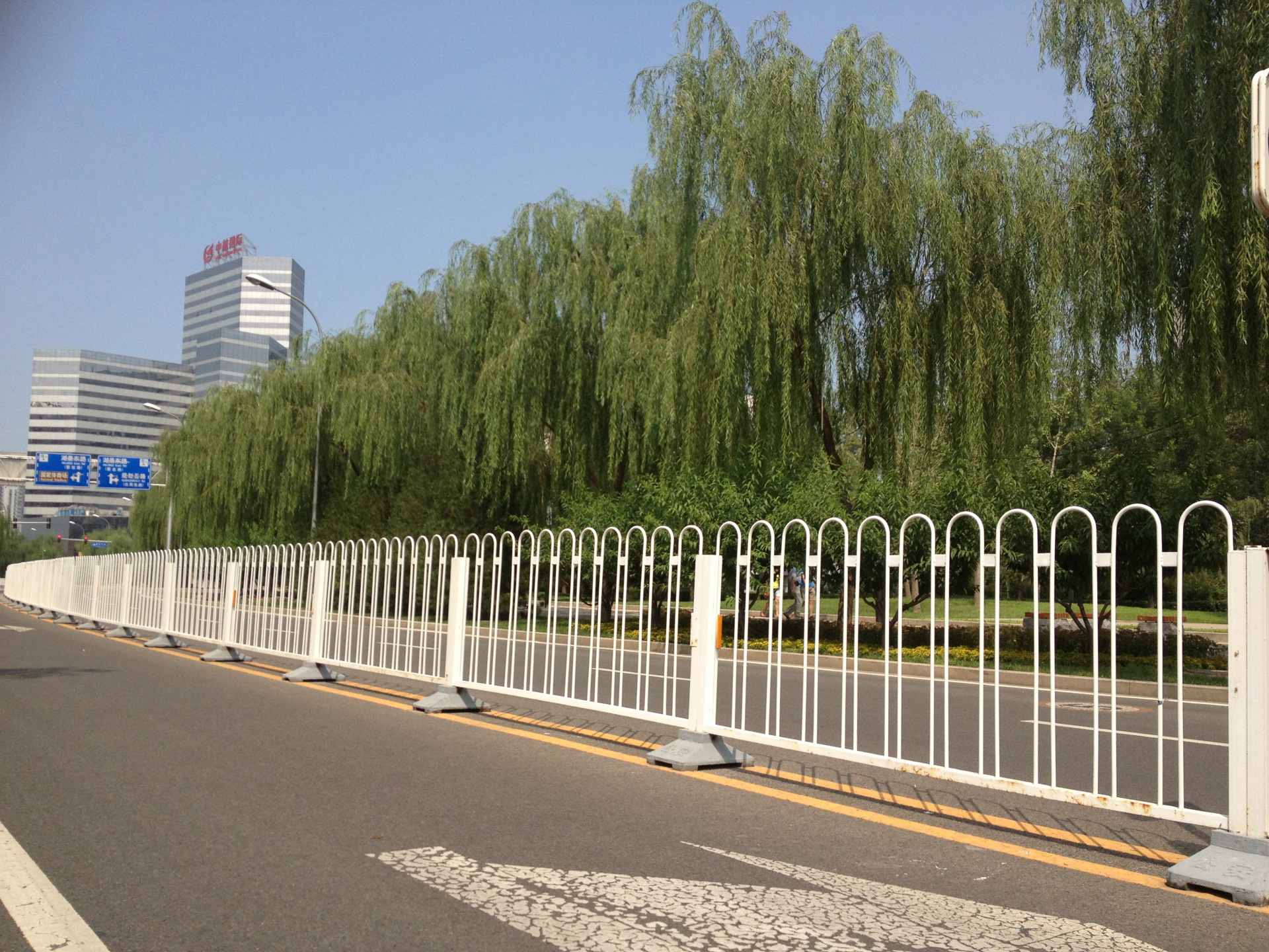 采購交通護(hù)欄需要注意什么問題呢？