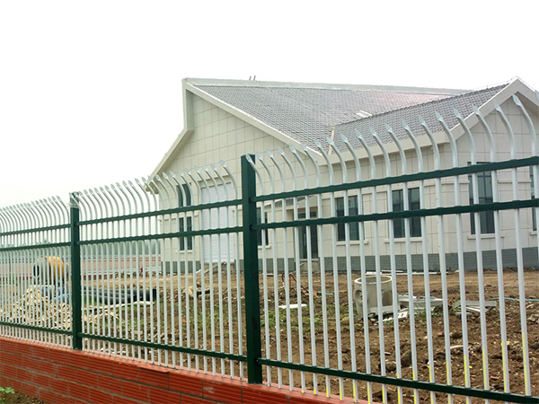 新農(nóng)村自建房圍墻護欄安裝應(yīng)用
